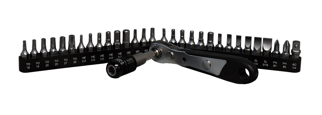 Ratcheting screwdriver with interchangeable bit set