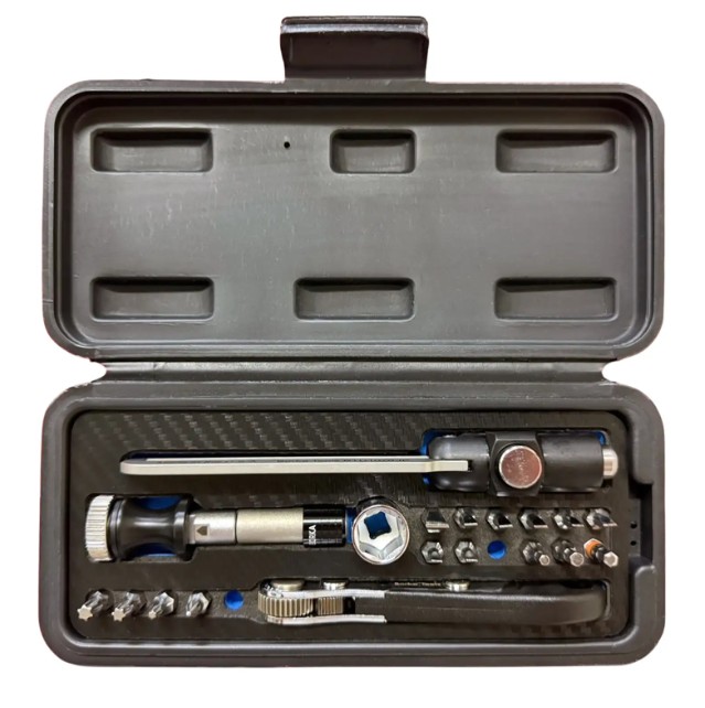 Compact ratchet screwdriver set in hard case