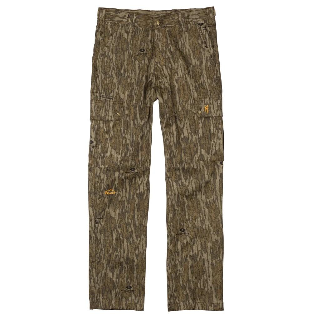 Camouflage cargo hunting pants with multiple pockets